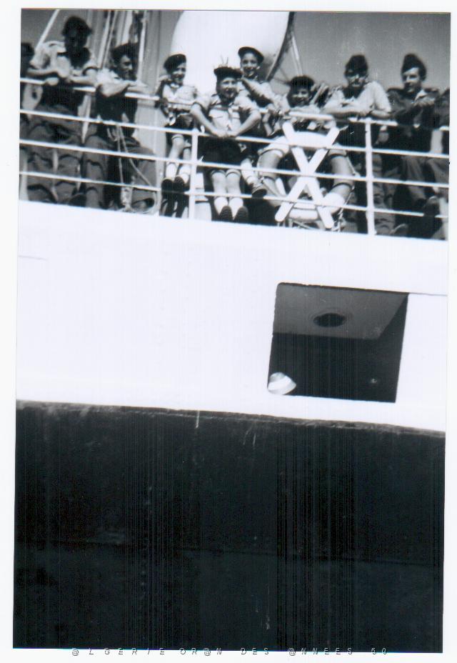 EIF D ORANIE 59 a gauche max a cote jean claude au depart d'oran pour la france.jpg